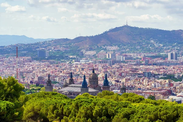 Barcelona şehrinin panoramik manzarası. Binaları İspanya 'nın etrafındaki tepelerin yanında toplanmıştı.
