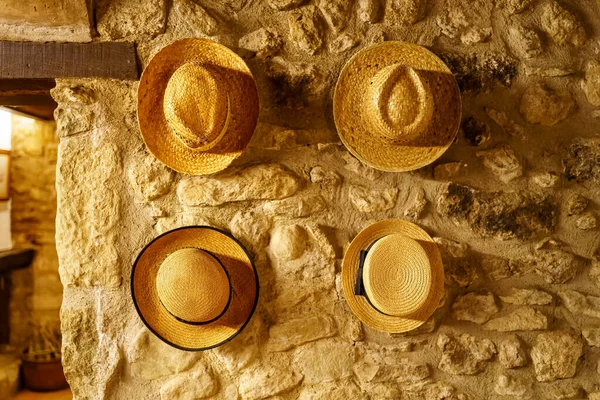 Cappelli Paglia Appesi Muro Una Vecchia Casa Stile Retrò Che — Foto Stock