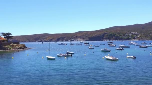 地中海の風景 ジローナ スペインの小さなボートがドッキングし 美しいビーチで入り江 — ストック動画