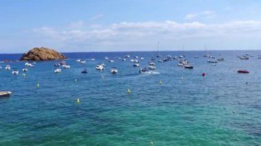 Costa Brava 'da Akdeniz kıyısında Girona, Katalonya kıyılarına yanaşmış teknelerle.