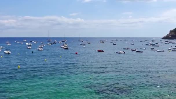 Panorámica Costa Con Pequeñas Embarcaciones Atracadas Playa Junto Castillo Medieval — Vídeo de stock