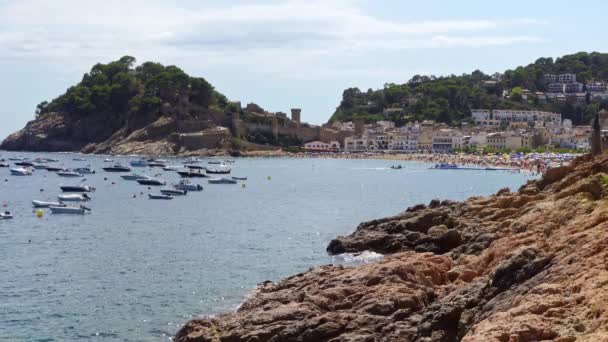 中世の城 トッサ ジローナの隣に小さなボートが停泊し ビーチと海岸のパノラマ — ストック動画