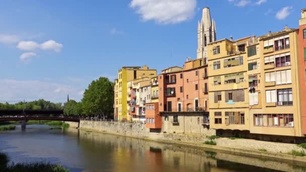 Kolorowe Domy Nad Rzeką Onyar Które Znajdują Odzwierciedlenie Wodzie Katalońskim — Wideo stockowe