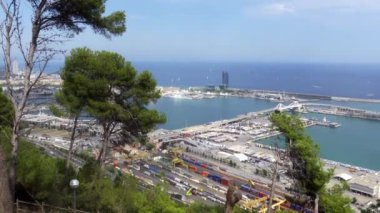 Barcelona Olimpiyat limanının manzarası limanın yanına yanaşmış teknelerle