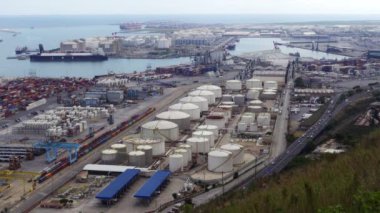 Endüstriyel Barcelona limanı. Deniz kenarında büyük gaz ve sıvı depoları var.