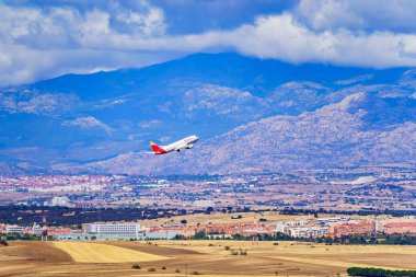 Madrid, İspanya, 30 Ekim 2022: Iberia Havayolları Madrid 'i çevreleyen dağların yanından havalanacak.