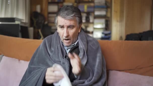 Dojrzały Mężczyzna Chory Owinięty Koc Przeziębiony Objawami Grypy — Wideo stockowe