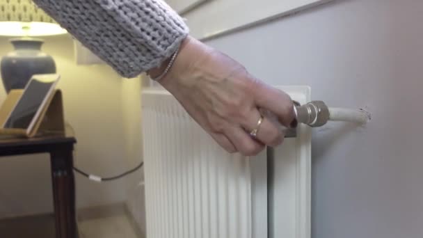 女人的手打开散热器的塞子给房子加热 — 图库视频影像