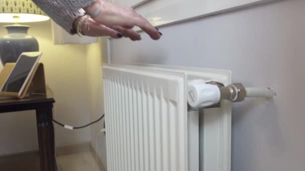 Vrouw Verwarmen Haar Handen Top Van Een Radiator Door Kou — Stockvideo