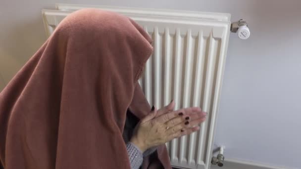 Женщина Покрытая Одеялом Остывшая Рядом Радиатором Энергетического Кризиса Высоких Цен — стоковое видео