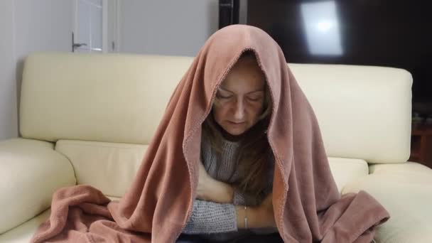 Mujer Cubierta Con Una Manta Pasando Frío Crisis Energética Alto — Vídeos de Stock