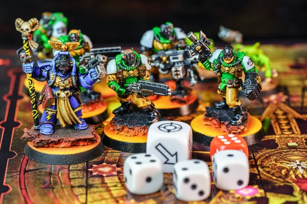 Çok sayıda katılımcı arasında oynanacak rol yapma oyunlarının minyatür figürleri