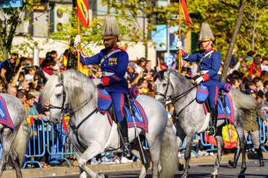 Madrid, İspanya, 12 Ekim 2022: Kraliyet Muhafızları Madrid sokaklarında geçit töreni düzenledi