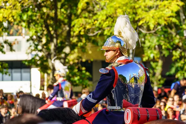 2022年10月12日 西班牙马德里 在哥伦布节这天 皇家卫队的士兵穿着节日制服骑马 — 图库照片
