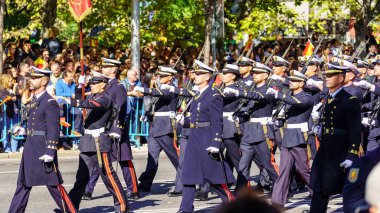 Madrid, İspanya, 12 Ekim 2022: Kolomb Günü 'nde İspanyol Donanması' nın Madrid sokaklarında geçit töreni