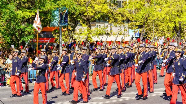 2022年10月12日 西班牙马德里 西班牙皇家卫队士兵在马德里街头游行 — 图库照片