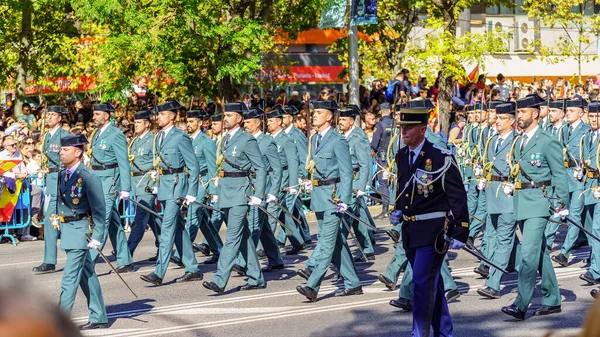 Madrid, İspanya, 12 Ekim 2022: Columbus Günü 'nde sivil muhafızlar Madrid sokaklarında geçit töreni