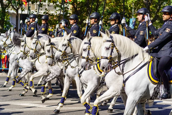 2022年10月12日 西班牙马德里 一群骑着漂亮的白马骑马的军人 — 图库照片