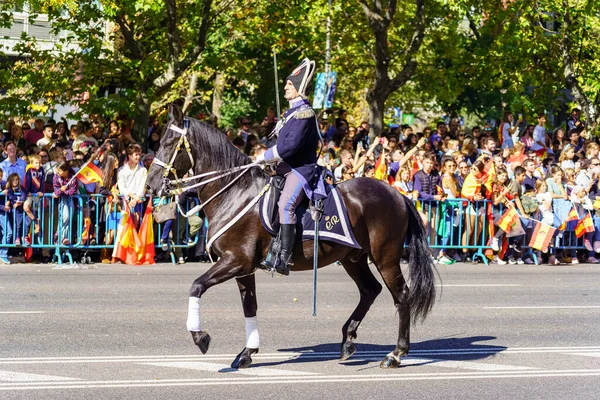 2022年10月12日 西班牙马德里 哥伦布日这天 狂欢节的士兵骑马游行穿过马德里街道 — 图库照片