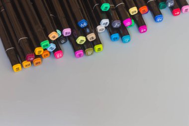 İşaretler, simgeler, çizim için kalem, birçok renk, çizim için büyük bir set.