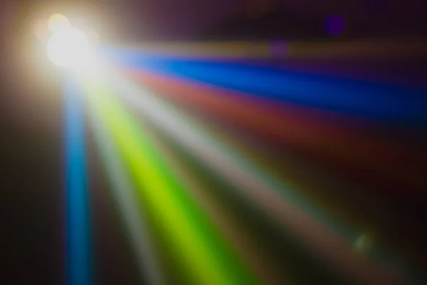 Regenbogenbeleuchtung Einer Diskothek Einem Dunklen Raum Lichtstrahlen Verschiedenen Farben Unklarer — Stockfoto