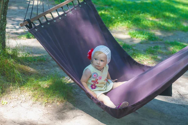 Pequena Menina Caucasiana Balança Deitado Uma Rede Verão Tempo Quente — Fotografia de Stock