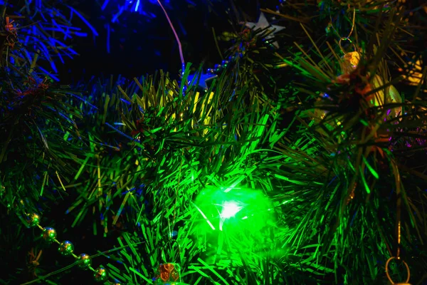 Kerst Achtergrond Van Kunstmatige Kerstboom Close Met Groene Lichten — Stockfoto
