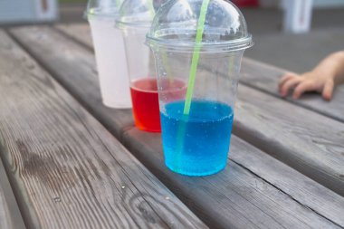 Üç renkli sodalı şeffaf plastik bardaklar. Kırmızı mavi beyaz..