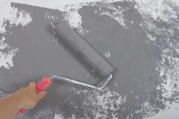Pinte Uma Parede Branca Cinza Com Tinta Usando Rolo Tinta — Fotografia de Stock