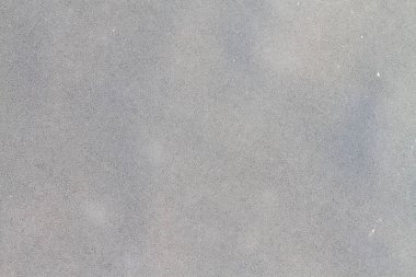 Kışın nehirdeki donuk buz dokusu küçük beyaz hava kabarcıklarıyla.