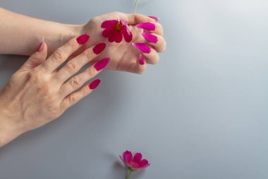 Kırmızı yapraklardan yapılmış tırnaklar, bitki yapraklarından yapılmış doğal manikür..