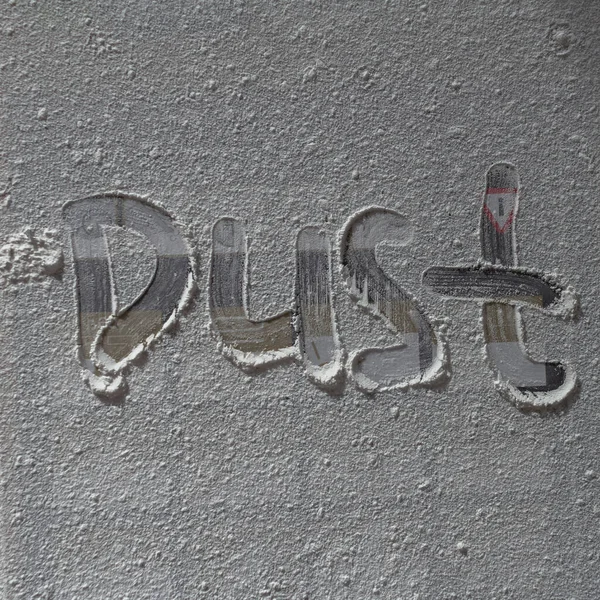 Inscripción de polvo en una superficie polvorienta cubierta con una capa de polvo blanco — Foto de Stock