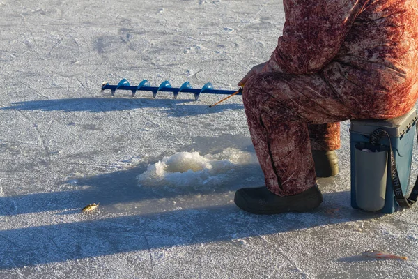 Pescador Invierno Rusia Una Chaqueta Caliente Pantalones Captura Peces Río —  Fotos de Stock