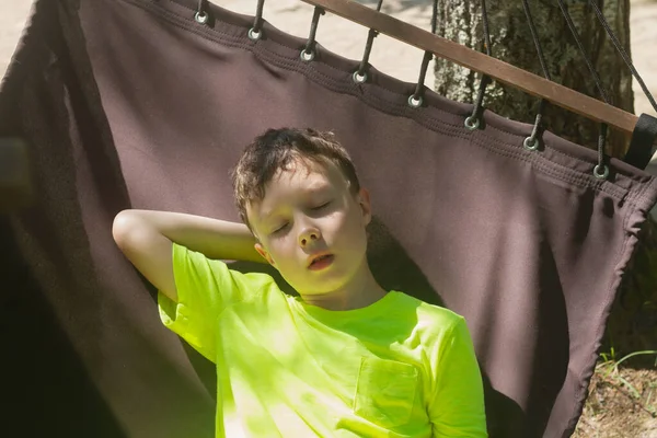 Nastoletni Chłopiec Śpi Hamaku Upalne Letnie Dni — Zdjęcie stockowe