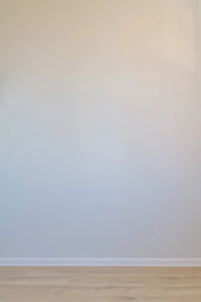 Una Parete Grigia Vuota Uno Sfondo Beige Con Battiscopa Bianco — Foto Stock