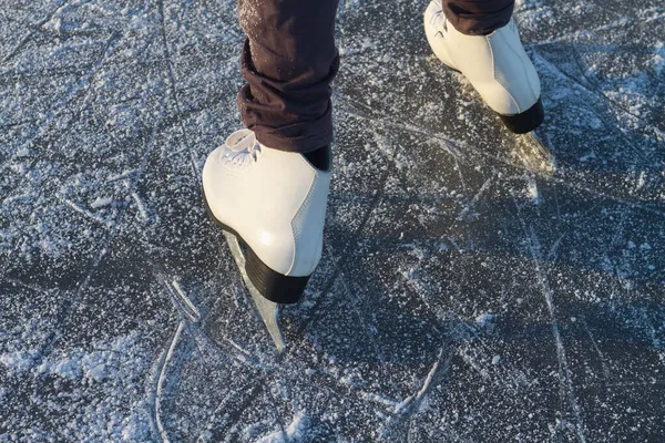 Катания Коньках Льду Реки Озера Зимой Белые Коньки Скользят Льду — стоковое фото