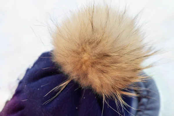 Pompon Een Gebreide Muts Van Natuurlijk Bont Winter — Stockfoto