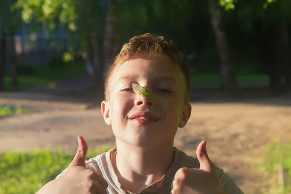 Een Vlinder Zit Neus Van Een Tienerjongen Een Zomerdag — Stockfoto