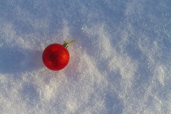 クリスマスツリーを飾る赤いクリスマスボールは冬の白い雪の上にあります — ストック写真