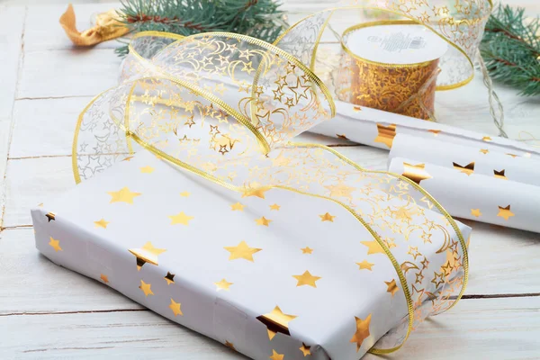 Los Regalos Navidad Embalan Cajas Blancas Con Estrellas Doradas Amarillas —  Fotos de Stock