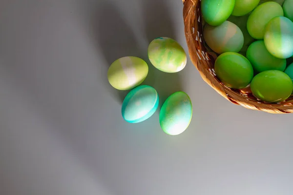 Œufs Pâques Colorants Naturels Harmonie Avec Nature Dans Panier Osier — Photo