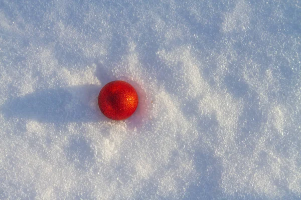 Röd Julboll För Att Dekorera Julgran Ligger Den Vita Snön — Stockfoto