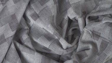 Kare desenli, pileli gri kumaş..