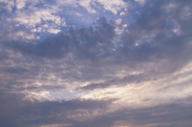Güzel bulutlu gökyüzü ve akşam pastel bulutlar..