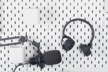 Blogcunun iş yerinde siyah mikrofon ve kulaklık.