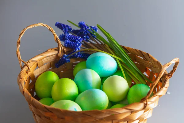 Wielkanoc Zielone Jaja Koszyku Niebieskimi Kwiatami Wielkanoc Naturalne Tło — Zdjęcie stockowe