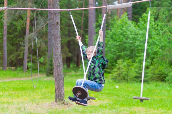 Ein Junge Überwindet Einen Sportlichen Hindernisparcour Der Natur Wald — Stockfoto