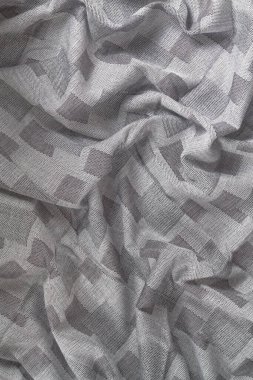 Kare desenli, pileli gri kumaş..