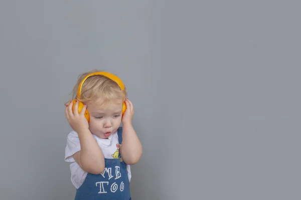 Bebê Menina Anos Caucasiano Surpreendido Ouvir Música Com Fones Ouvido — Fotografia de Stock