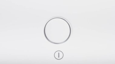 Aygıtın beyaz kontrol panelinin açma ve kapama düğmesi.